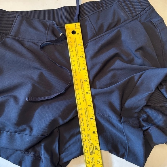 Athleta Mid-Town cuffed leg shorts in navy blue Sz 2.  L7 - Picture 6 of 7